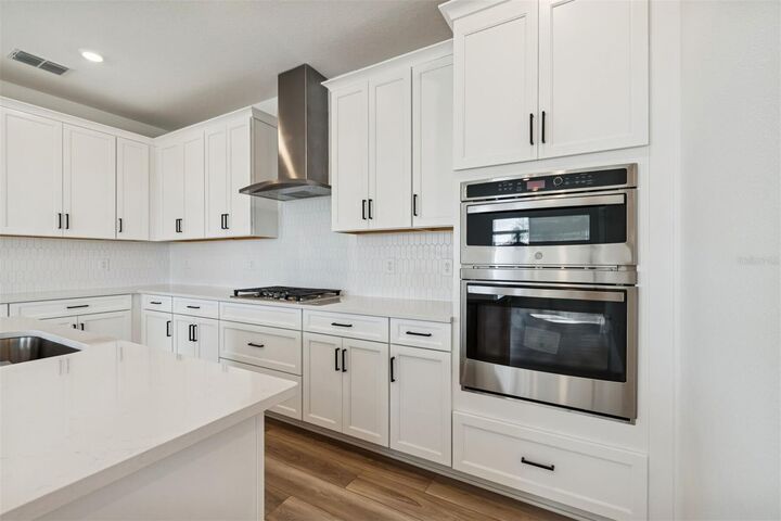 Property Photo:  8007 Seaflower Parkway  FL 34210 
