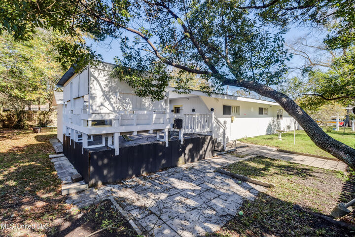 Property Photo:  2011 Woodmont Street  MS 39567 