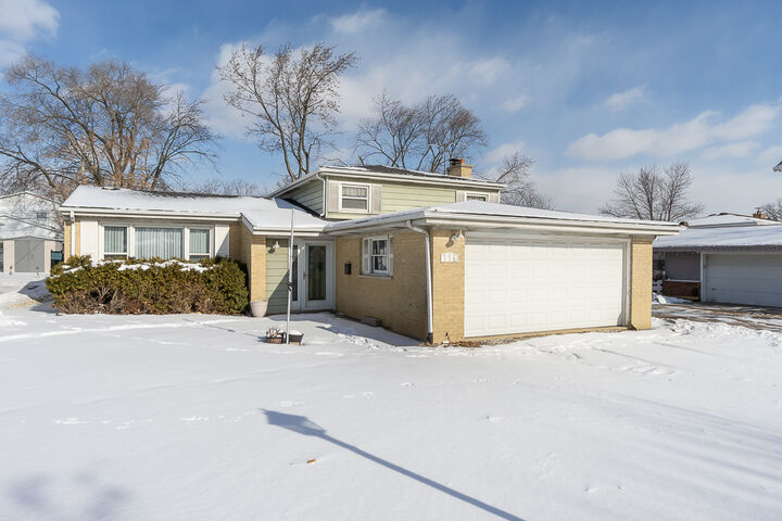 Property Photo:  756 W Millers Road  IL 60016 