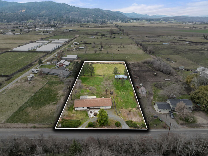 Property Photo: 4269 Grant Road OR 97502