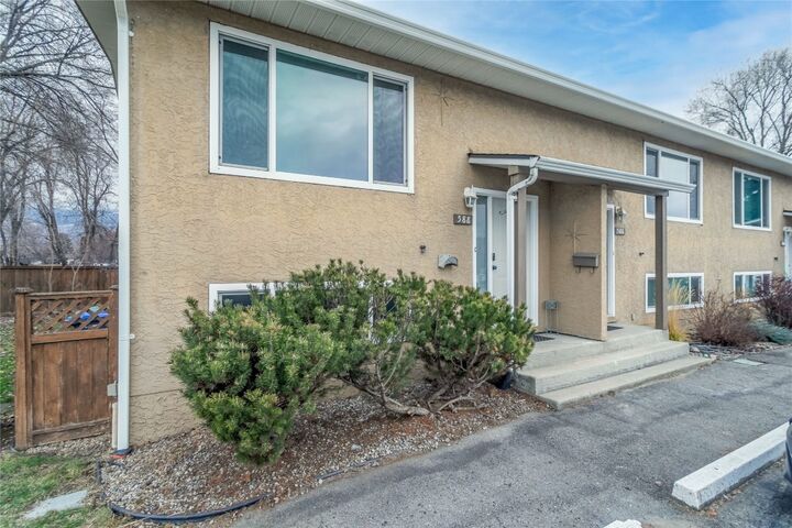 Photo de la propriété:  588 McCurdy Road  BC V1X 2P5 