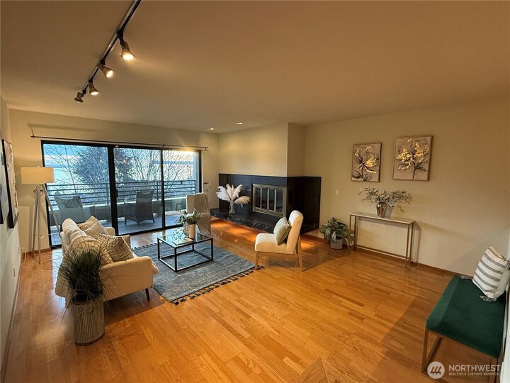 Property Photo:  620 W Mercer Place 2B  WA 98119 