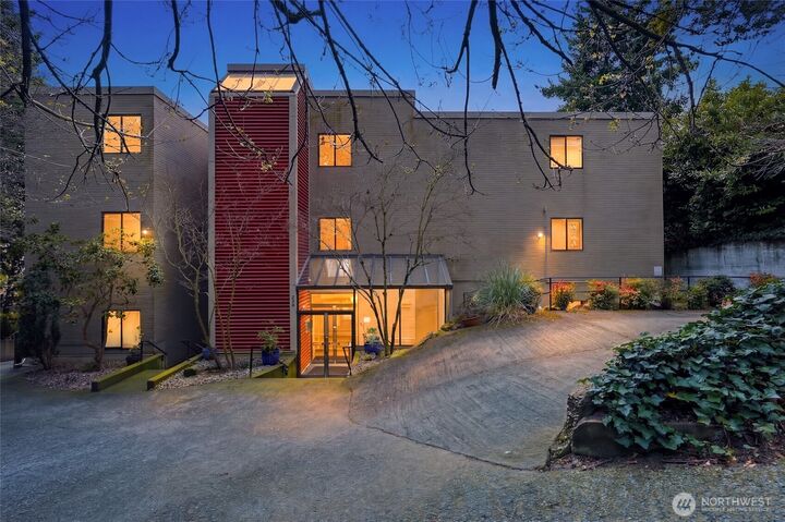 Property Photo:  620 W Mercer Place 2B  WA 98119 