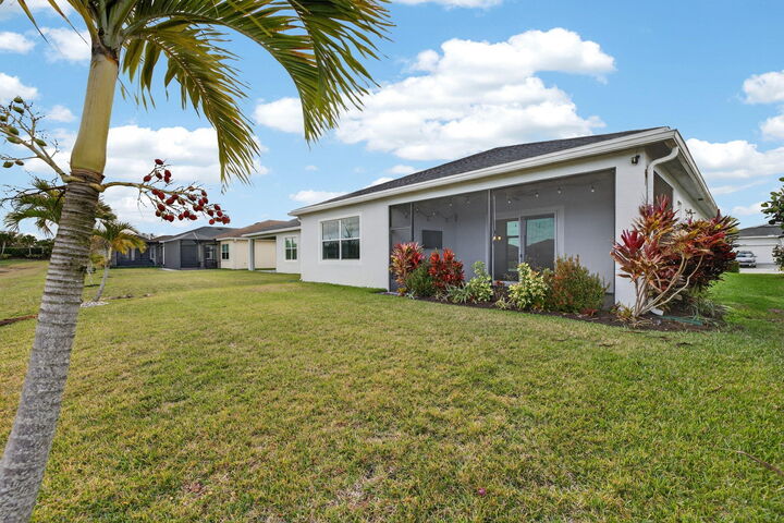 Property Photo: 607 SE Mulberry Way FL 34984