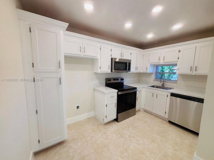 Property Photo:  411 S Hollybrook Dr 305  FL 33025 