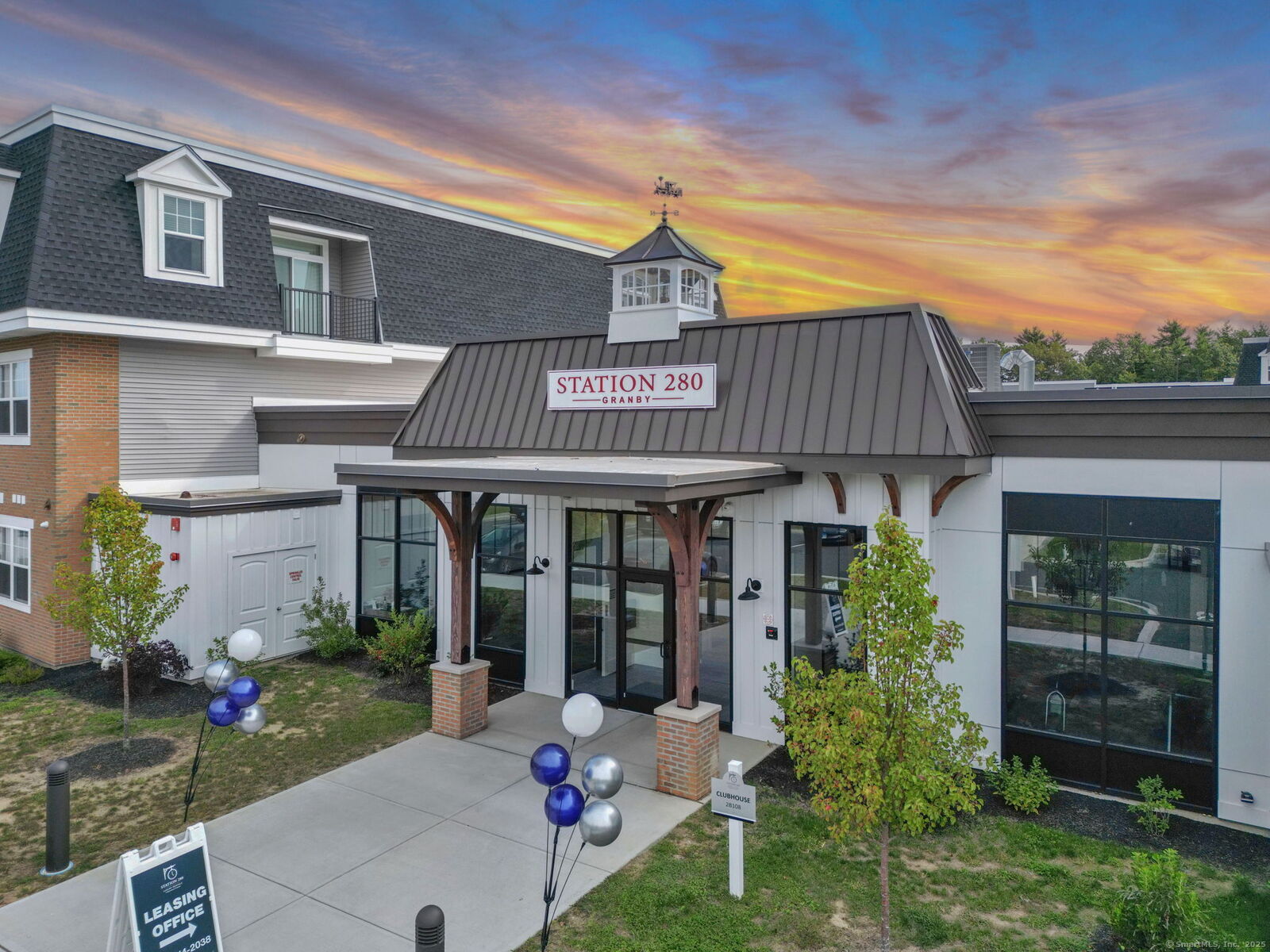 Property Photo:  280 Salmon Brook Street 7206  CT 06035 