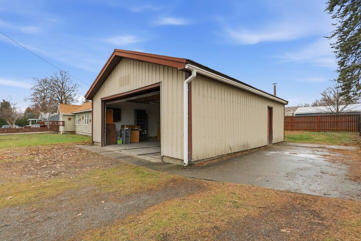 Property Photo:  605 S Bowdish Rd  WA 99206 