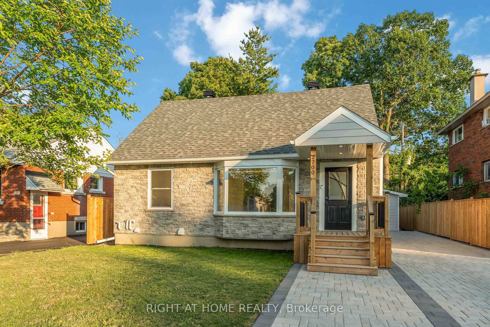 Property Photo: 2700 Priscilla Street ON K2B 7E2