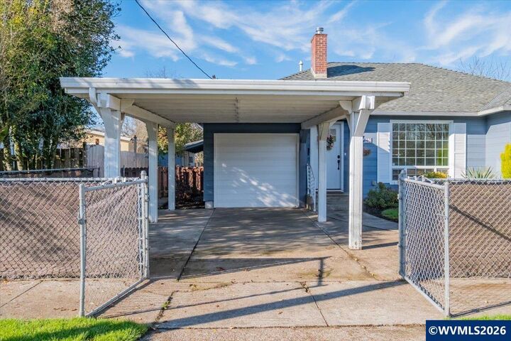 Property Photo: 368 S 6th St OR 97351