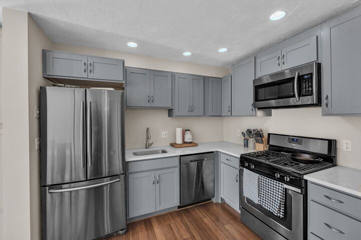 Property Photo:  18 Merlin Court 18  MA 01602 