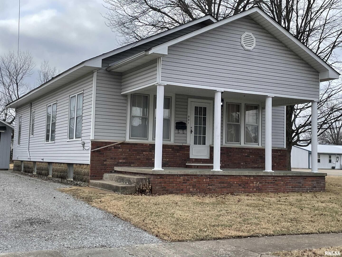 Property Photo:  931 W Cherry Street  IL 62959 