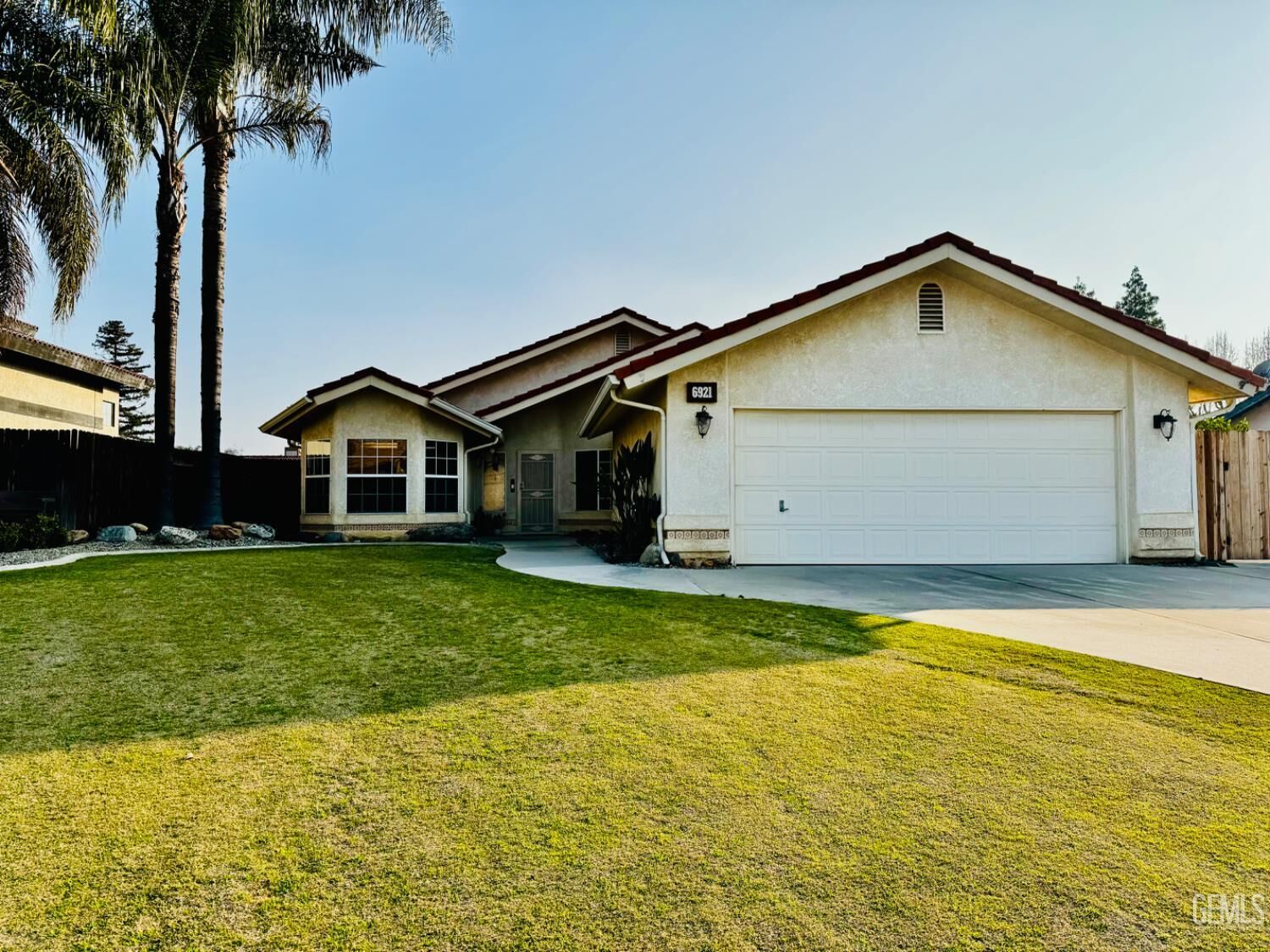 Property Photo: 6921 Aztec Way CA 93308