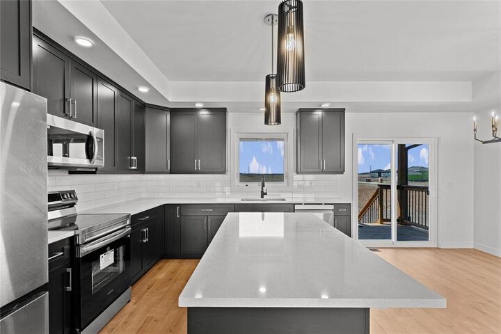 Property Photo:  6 Reed Cove  MB R5L 0L5 