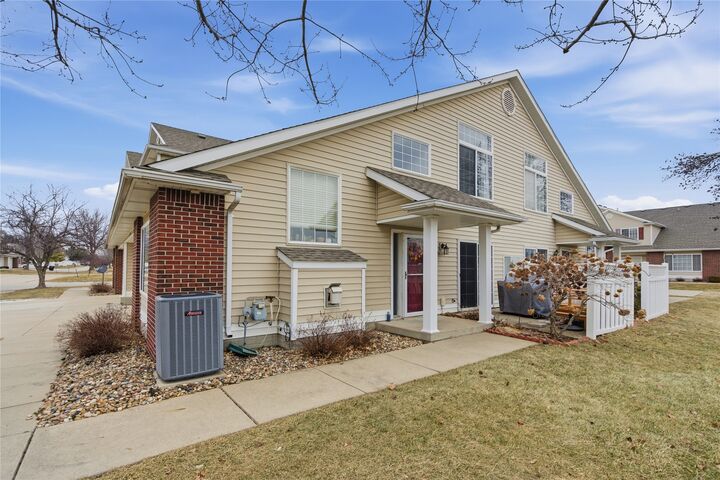 Property Photo:  5410 Longview Court 3  IA 50131 