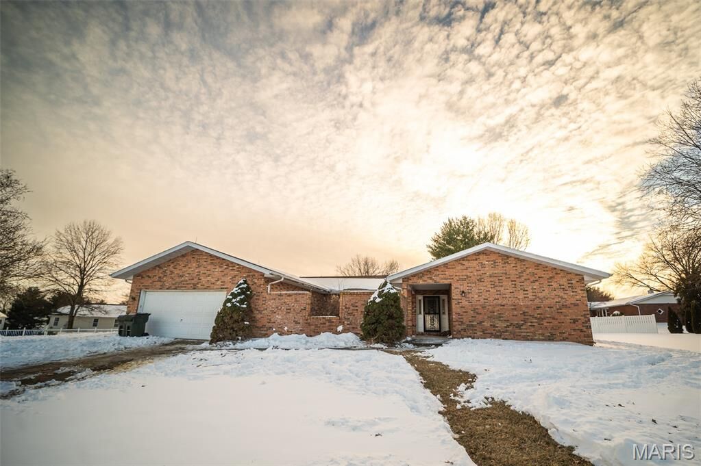 Property Photo:  123 Jefferson Drive  IL 62298 