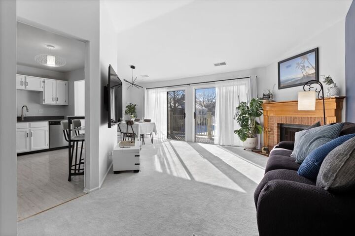 Property Photo:  1606 Stratford Court C2  IL 60090 