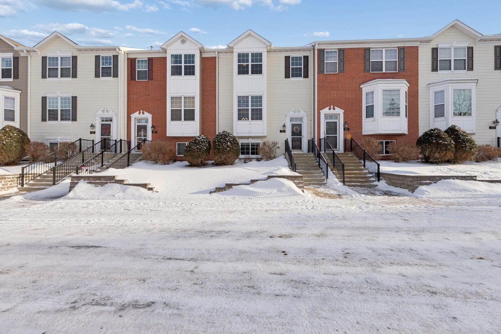 Property Photo:  709 Village Parkway  MN 55014 