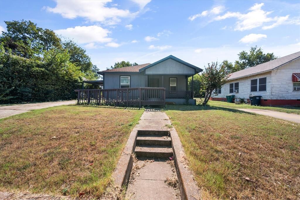 Property Photo:  1038 E Maddox Avenue  TX 76104 