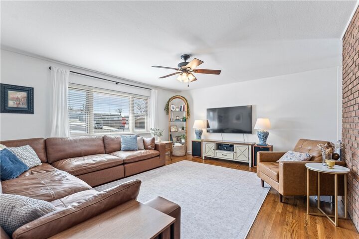 Property Photo:  1521 W Gum Street  AR 72758 