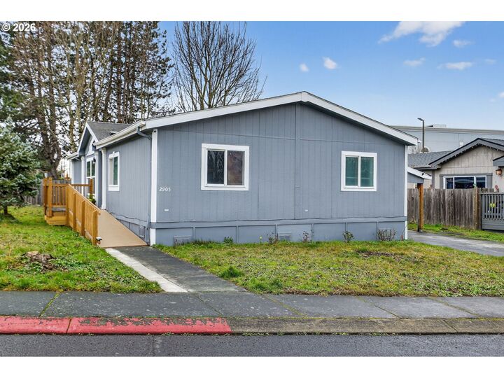 Property Photo:  2905 NE 206th Pl  OR 97024 