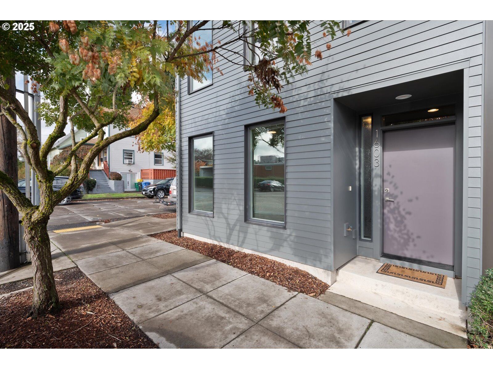 Property Photo:  1603 SE Glenwood St  OR 97202 