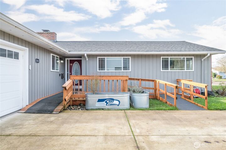 Property Photo: 2551 Northlake Avenue WA 98632