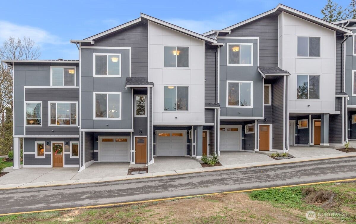 Property Photo:  16823  Alder Way J1  WA 98037 