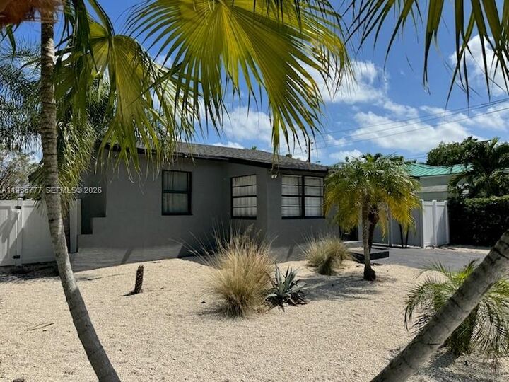 Property Photo:  1401 SW 3rd Ave  FL 33004 