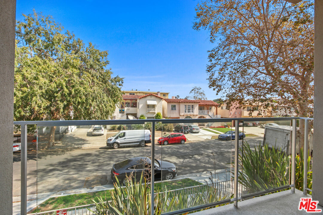 Property Photo:  819 S Holt Ave  CA 90035 