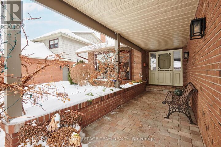 Property Photo:  9 Woodthrush Green  ON K1V 0A9 