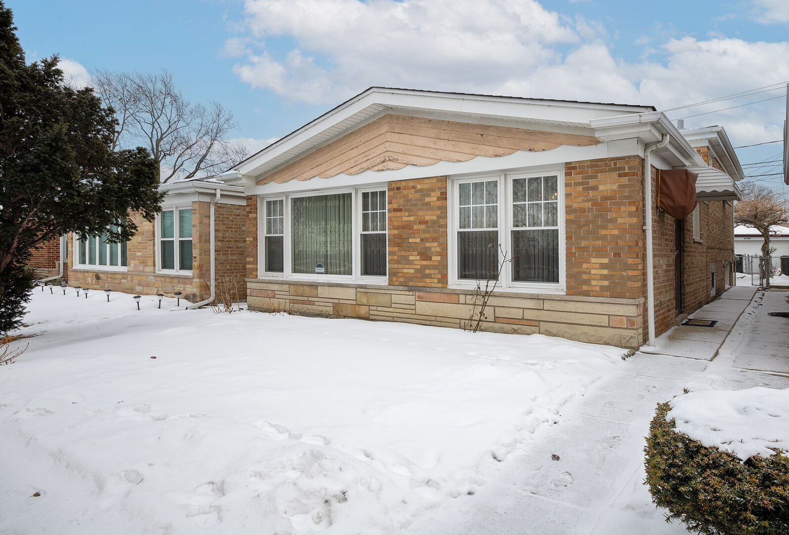 Property Photo: 4211 W Devon Avenue IL 60646