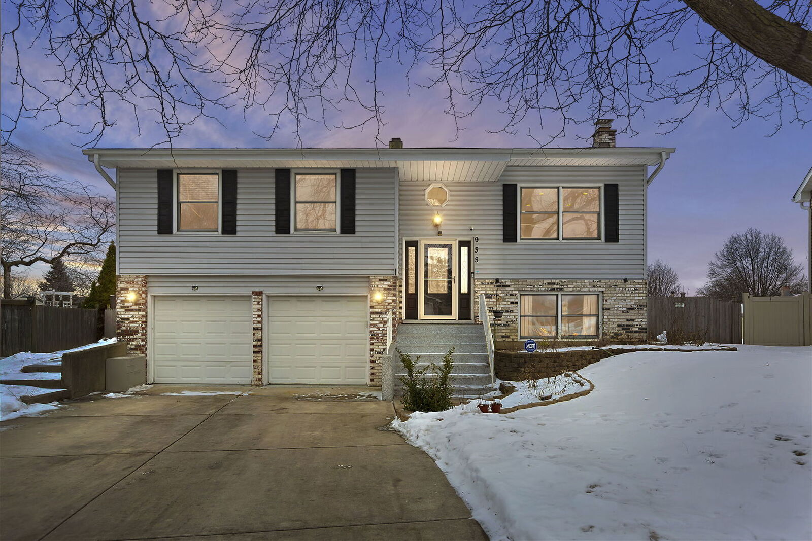 Property Photo:  933 Columbia Court  IL 60188 