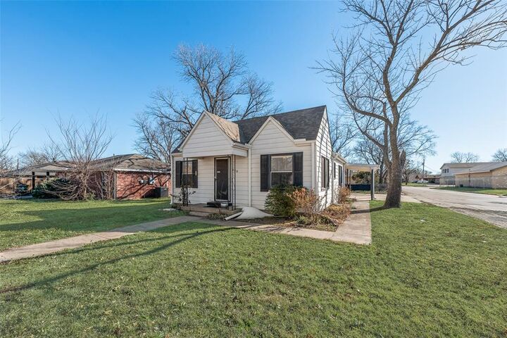 Property Photo:  928 W Willow Street  TX 76266 