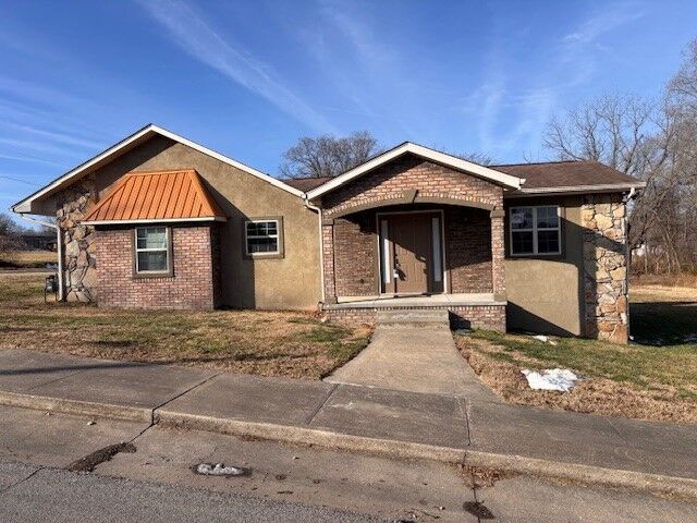 Property Photo:  301 W Hill Street  AR 72611 