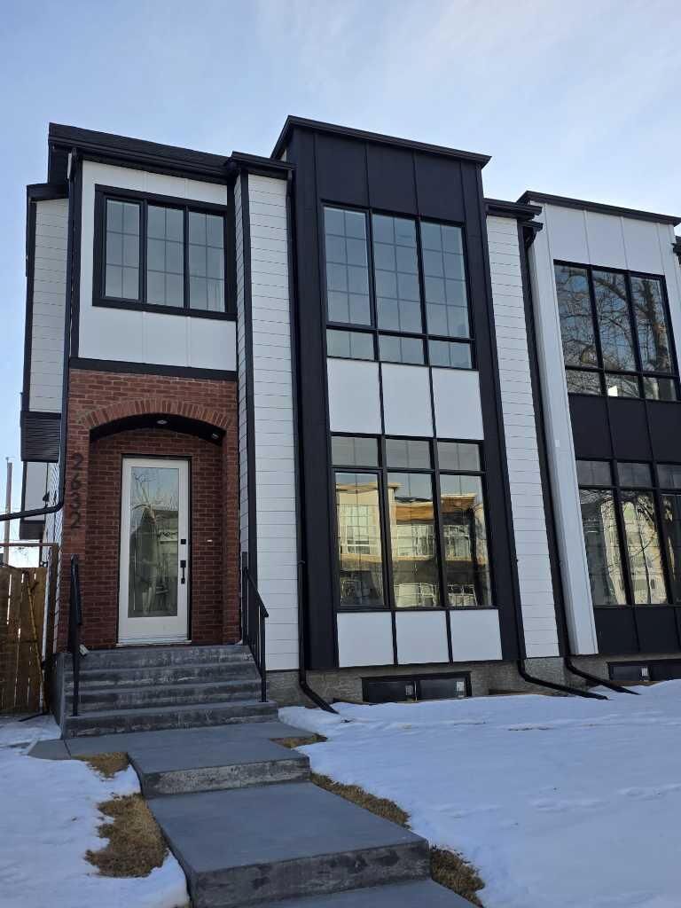 Property Photo:  2632 36 Street SW  AB T3E 2Z8 