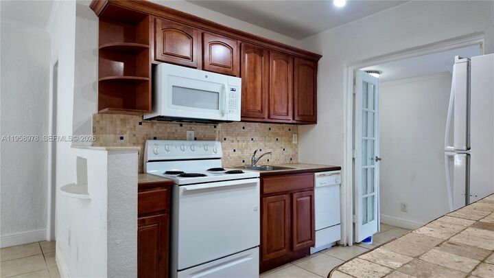 Property Photo:  1021 N Victoria Park Rd 1  FL 33304 