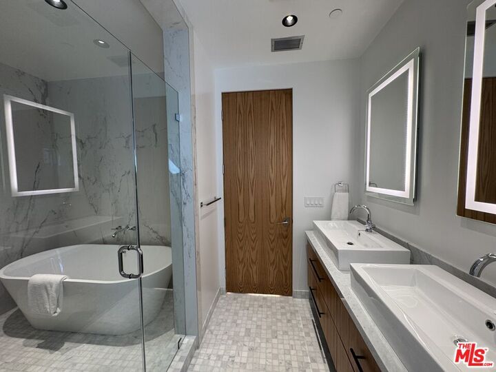 Property Photo:  212 Bay St  CA 90405 