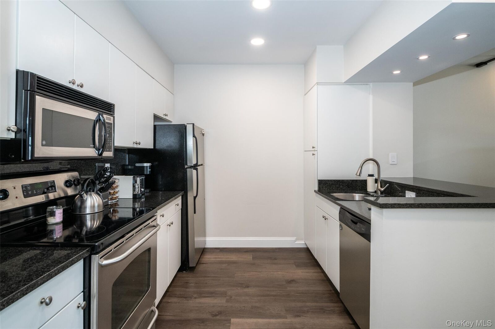 Property Photo:  100 New Roc City Place 405  NY 10801 