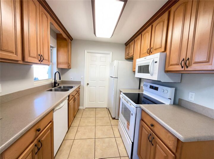 Property Photo: 4907 Kipp Place FL 32808