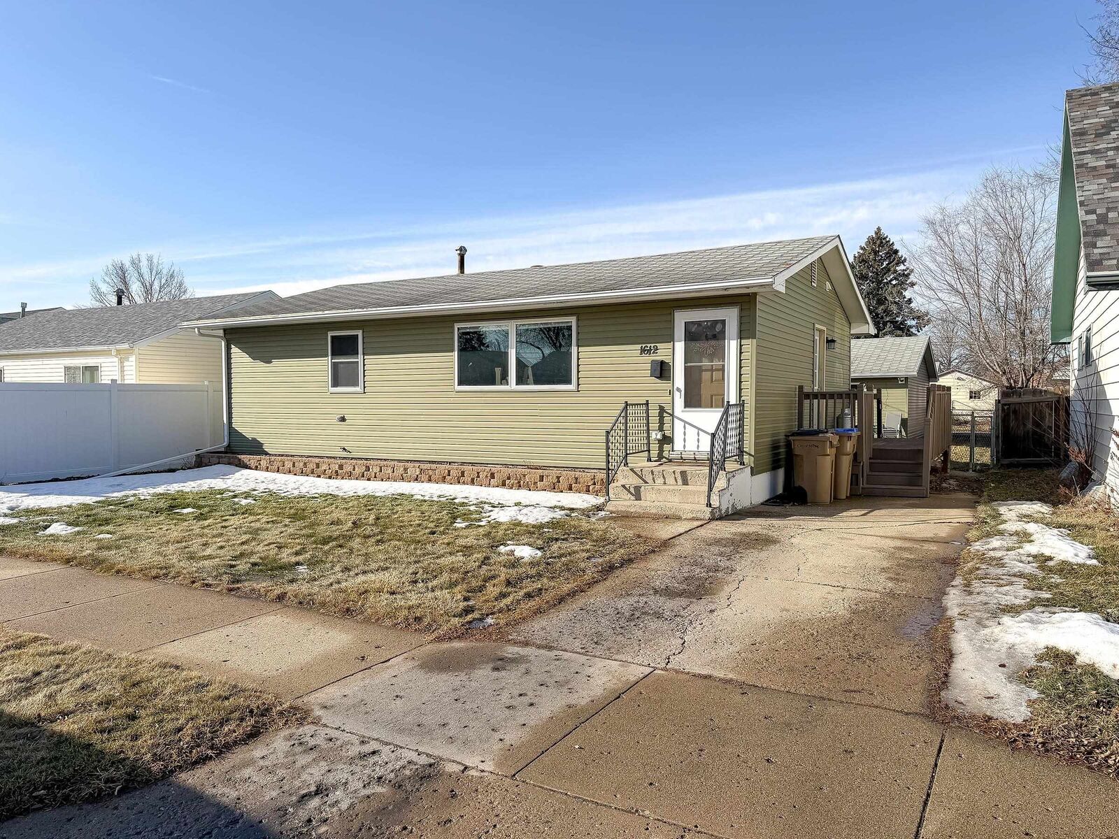 Property Photo:  1612 1st St SE  ND 58701 