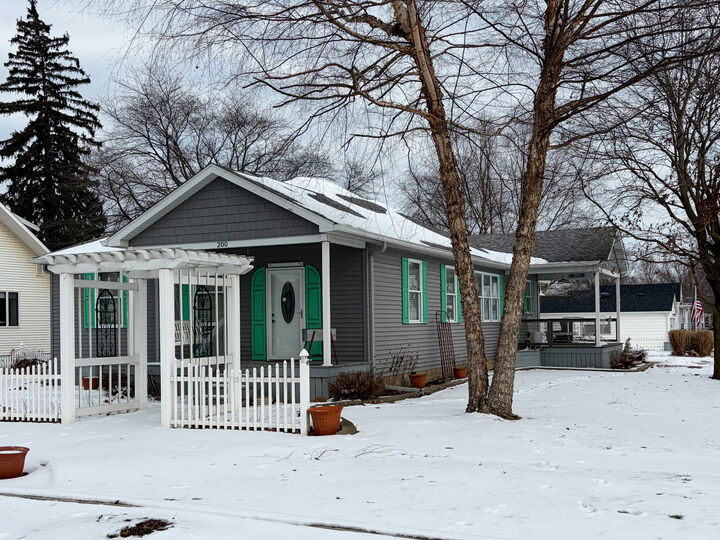 Property Photo:  200 N Henderson Street  IL 61749 