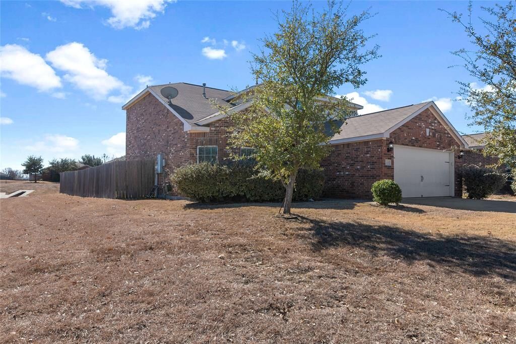 Property Photo: 2020 Brook Meadow Drive TX 75126