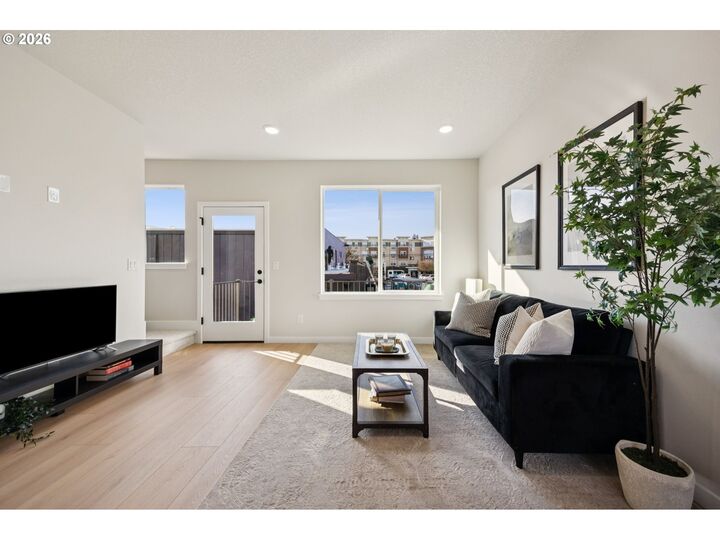 Property Photo:  1729 SE Clatsop St  OR 97202 