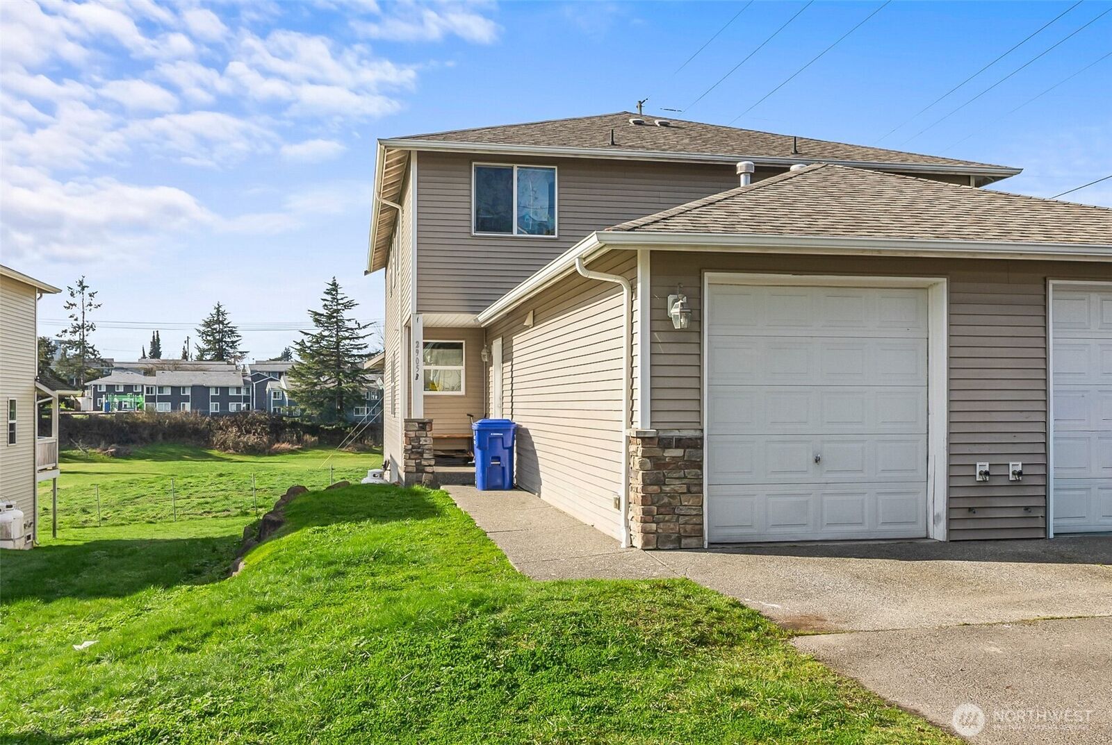 Property Photo:  2905  11th Street B  WA 98201 