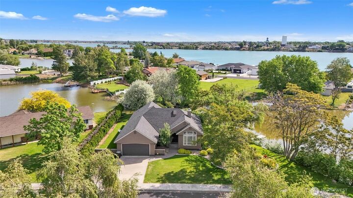 Property Photo:  811  Laguna Drive  WA 98837 