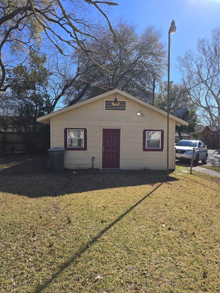 Property Photo: 899 Cartwright St TX 77701