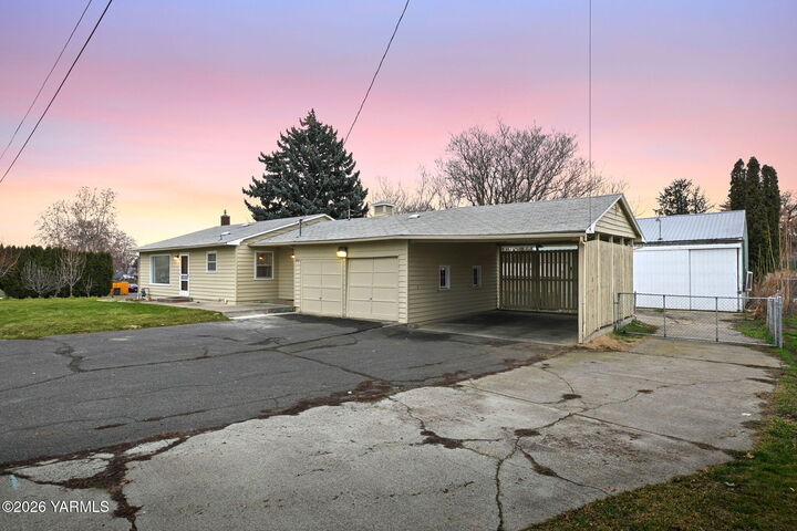 Property Photo:  2202 W Logan Ave  WA 98902 