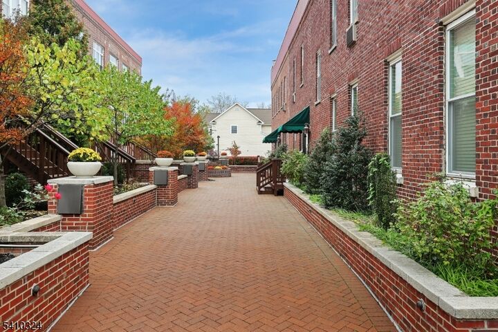 Property Photo:  515 Trinity Place, Unit 1on  NJ 07090 