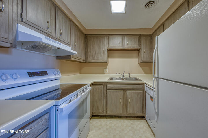Property Photo: 1211 Highland Ave 206 TN 37916