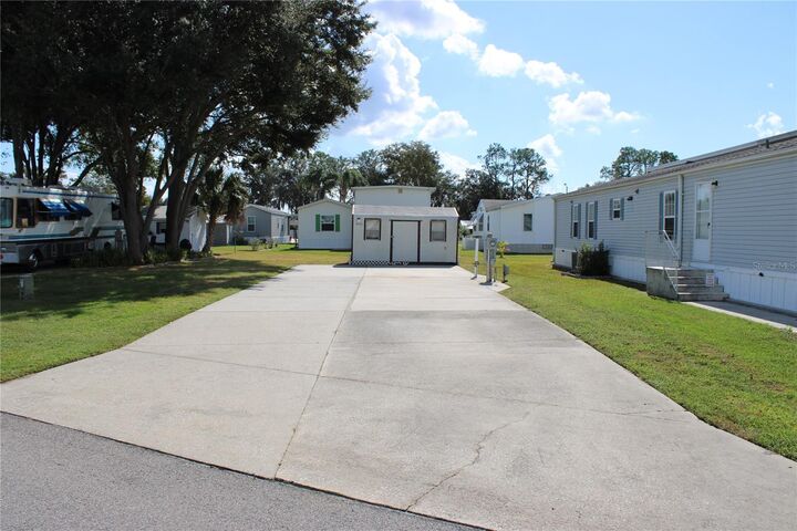 Property Photo:  5133 Shore Line Drive  FL 33868 